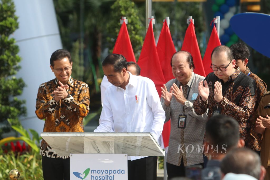 Presiden Joko Widodo menandatangani piagam peresmian Mayapada Hospital, Kota Bandung, Jawa Barat, Senin (6/3/2023). Peresmian ini didampingi oleh Menteri Kesehatan Budi Gunadi Sadikin (kiri), Pendiri Mayapada Group Dato Sri Tahir (dua dari kanan), dan Group CEO Mayapada Healthcare Jonathan Tahir (kanan).
