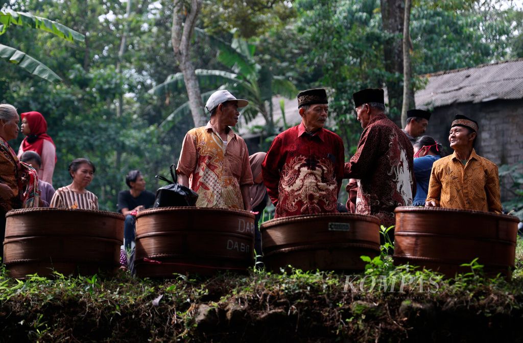 Warga saling menyapa saat menunggu dimulainya acara <i>nyadran </i>Kembang Kuning di Desa Polobogo, Kecamatan Getasan, Kabupaten Semarang, Jawa Tengah, Senin (5/2/2024). Upacara tradisi Kembang Kuning yang diselenggarakan secara turun-temurun ini memasuki tahun ke-426 sebagai bentuk penghormatan terhadap leluhur mereka. 