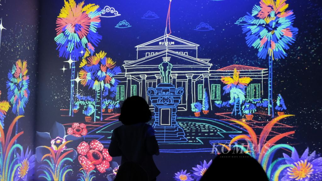Suasana Ruang ImersifA di Museum Nasional, Jakarta, Minggu (15/5/2022). Ruang ImersifA adalah wahana pameran yang menggunakan teknologi <i>video mapping</i> atau pemetaan video. Teknologi tersebut digunakan untuk menampilkan berbagai narasi tentang Indonesia, misalnya kondisi alam Indonesia dari masa ke mana, manusia purba, kekayaan budaya, sejarah, dan koleksi museum.
