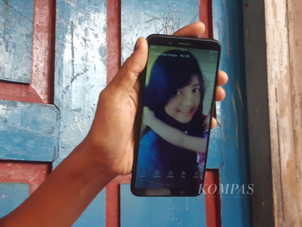 Marliyana (33), kakak Vina, menunjukkan foto adiknya di rumahnya di Jalan Kapten Samadikun, Kota Cirebon, Jawa Barat, Selasa (14/5/2024). Vina merupakan pelajar yang menjadi korban pembunuhan dan pemerkosaan pada 2016.