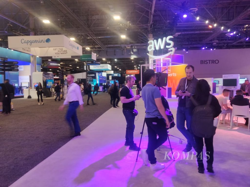 Pengunjung memadati arena eksebisi dalam ajang AWS (Amazon Web Services) re:Invent 2022 yang digelar di Las Vegas, Amerika Serikat, 28 November-2 Desember 2022. Selain pameran besar dari mitra bisnis AWS dalam layanan database, analisa data, machine learning, dan keamanan siber, re:Invent juga menampilkan sejumlah pembicara kunci dari AWS yang mengumumkan produk teknologi komputasi awan terbaru.