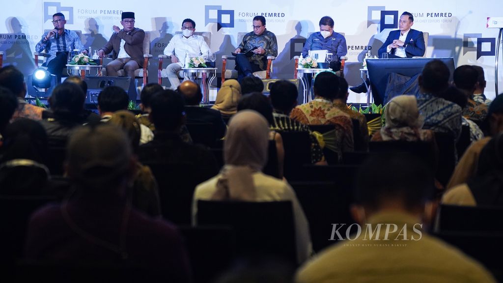 Menparekraf Sandiaga Uno, Gubernur Jawa Barat Ridwan Kamil, Wakil Ketua DPR Muhaimin Iskandar, Gubernur DKI Jakarta Anies Baswedan, Menko Perekonomian Airlangga Hartarto, Ketua Umum Partai Demokrat Agus Harimurti Yudhoyono (dari kiri ke kanan) ketika mengisi diskusi dan pemaparan pandangan mereka di acara Peringatan 10 Tahun Forum Pemimpin Redaksi (Pemred) di Hotel Raffless Jakarta, Kuningan, Jakarta, Jumat (5/8/2022).