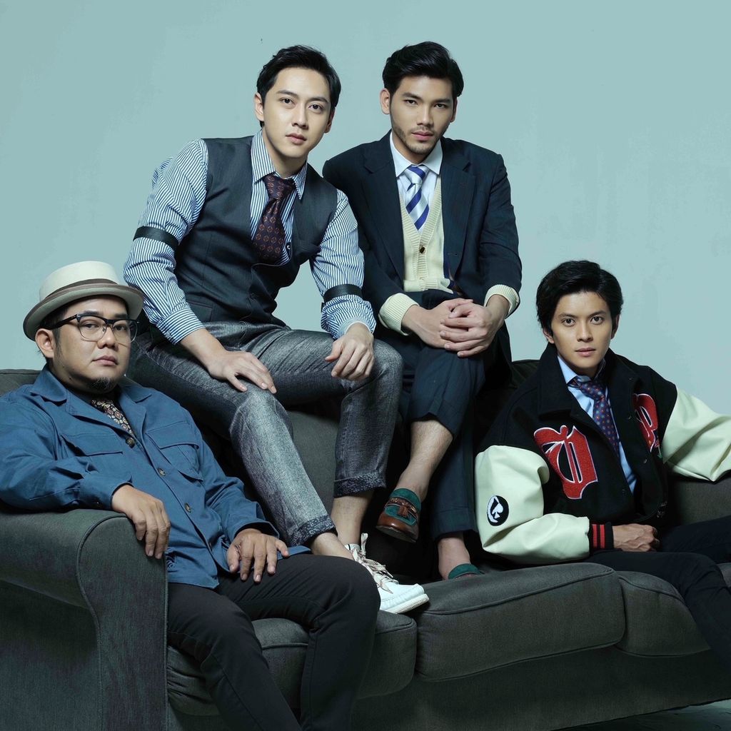 Formasi baru Yovie & Nuno, dari kiri ke kanan, Diat, Adhyra, Chico, dan Ady.