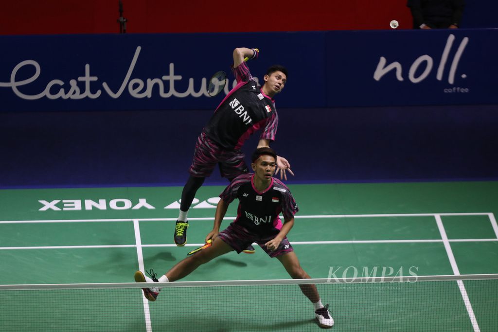 Ganda putra Indonesia, Fajar Alfian/Muhammad Rian Ardianto, berlaga melawan Liu Yuchen/Ou Xuanyi (China) pada laga perempat final East Ventures Indonesia Terbuka 2022 di Istora Gelora Bung Karno, Jakarta, Jumat (17/6/2022). Fajar/Rian kalah 18-21, 18-21, sehingga Indonesia untuk pertama kalinya gagal menempatkan wakil di semifinal Indonesia Terbuka.