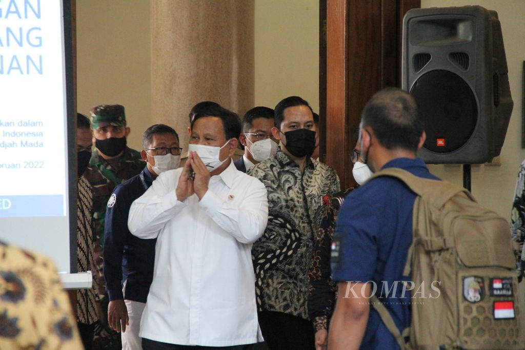 Menteri Pertahanan Prabowo Subianto tiba di Balai Senat Universitas Gadjah Mada (UGM), Kabupaten Sleman, Daerah Istimewa Yogyakarta (4/2/2022). Dalam kunjungan itu, Prabowo menandatangani nota kesepahaman kerja sama antara Kementerian Pertahanan dan UGM.