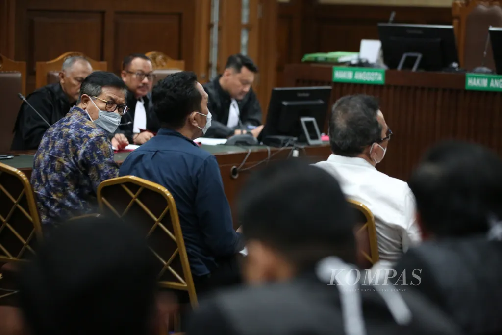 Tiga hakim yang diduga menerima suap terkait vonis bebas terpidana pembunuhan Ronald Tannur, (dari kiri) Erintuah Damanik, Heru Hanindyo, dan Mangapul, menjalani sidang perdana di Pengadilan Tipikor Jakarta, Selasa (24/12/2024) . Agenda sidang adalah pembacaan dakwaan.