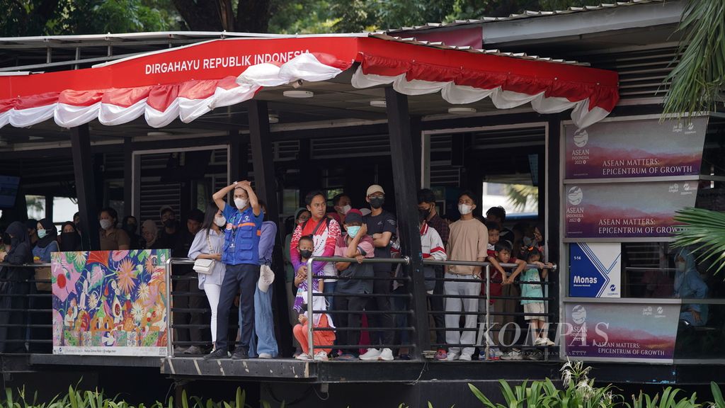 Calon penumpang menunggu kedatangan bus Transjakarta di Halte Monumen Nasional, Jalan Medan Merdeka Barat, Jakarta Pusat, Minggu (3/9/2023). 