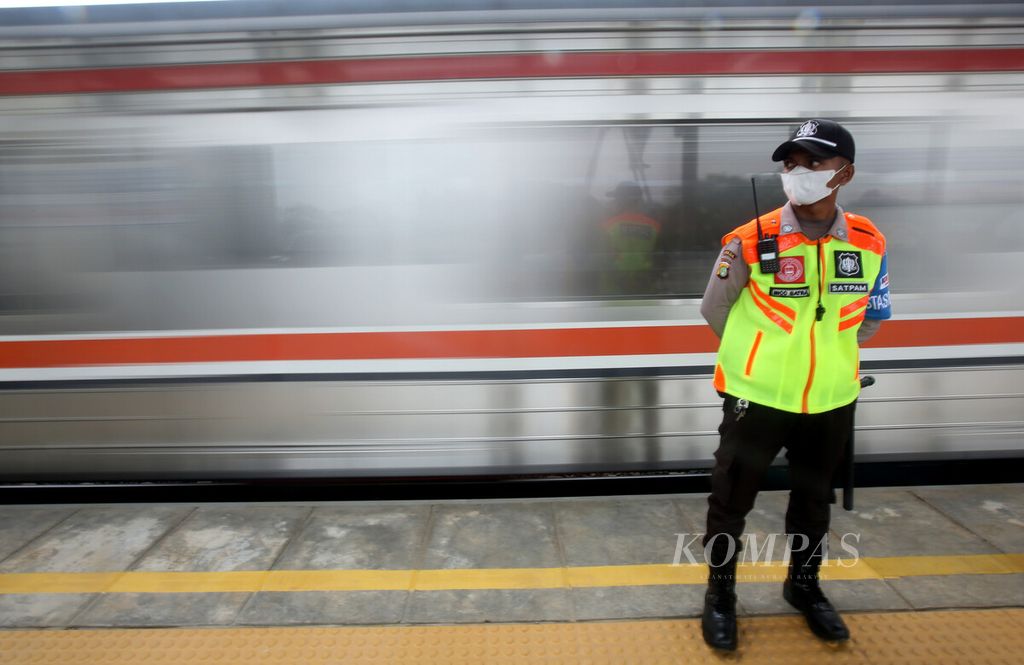 Petugas keamanan menjaga peron Stasiun Matraman, Jakarta Timur saat hari pertama uji coba, Jumat (17/6/2022). Direktorat Jenderal Perkeretaapian Kementerian Perhubungan, KAI Daop 1 Jakarta, dan KAI Commuter melakukan uji coba pengoperasian Stasiun Matraman yang berada di antara lintas Stasiun Manggarai dan Stasiun Jatinegara yang diharapkan dapat menjadi salah satu alternatif bagi pengguna untuk naik dan turun selain di kedua stasiun tersebut. Stasiun Matraman ini terletak di antara Stasiun Jatinegara dan Stasiun Manggarai. Stasiun ini membantu bagi penumpang yang hendak menuju Matraman atau Senen. Pengguna KRL yang naik atau turun dari Stasiun Matraman masih sepi pada hari pertama ujicoba tersebut. Stasiun Matraman akan diuji coba selama satu minggu ke depan. Stasiun yang mulai dibangun pada 2016 ini akan melayani perjalanan kereta rel listrik (KRL) lintas Kampung Bandan-Bekasi/Cikarang. Stasiun Matraman diharapkan dapat mengurangi penumpukan pengguna KRL di Stasiun Manggarai, Jakarta Selatan, dan Stasiun Jatinegara, Jakarta Timur. Kompas/Riza Fathoni (RZF) 17-06-2022