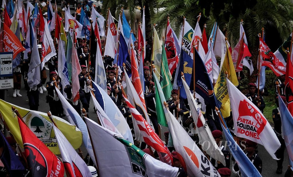Barisan saat Kirab Bendera Partai Politik yang mengisi acara Deklarasi Kampanye Pemilu Damai Tahun 2024 di halaman Kantor Komisi Pemilihan Umum (KPU), Jakarta, Senin (27/11/2023).