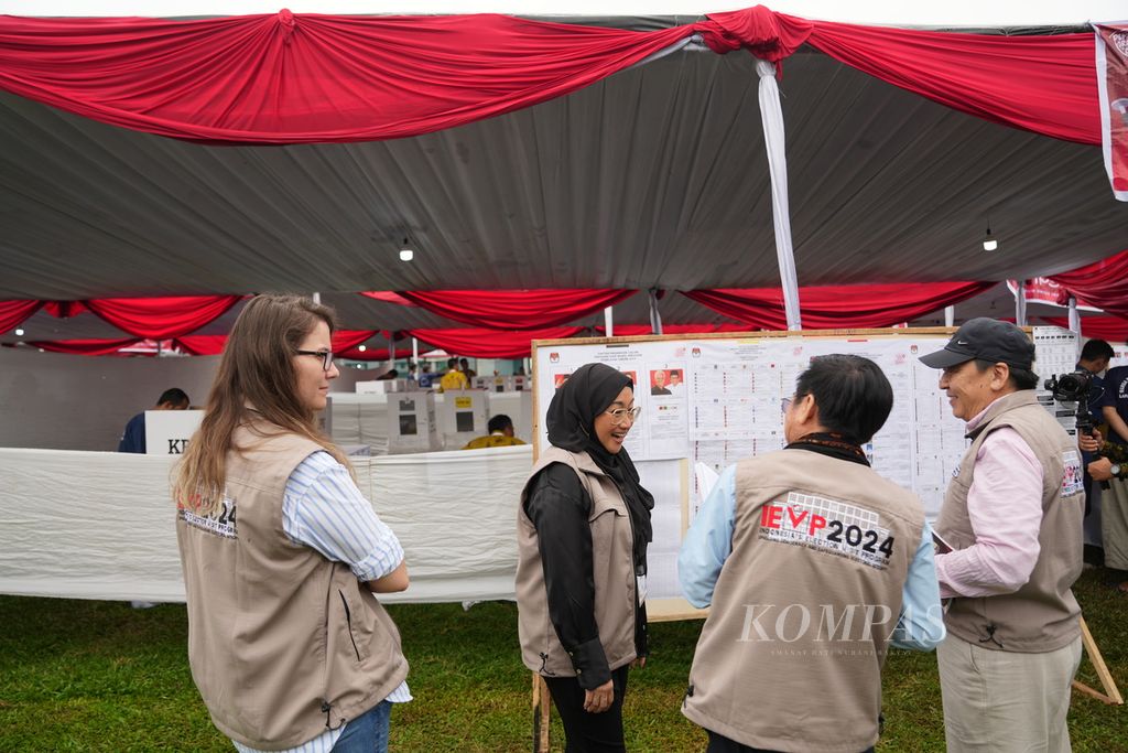 Perwakilan Indonesia Election Visit Program (IEVP) 2024 memantau pelaksanaan pencoblosan Pemilu 2024 di Lapas Kelas I Cipinang, Jakarta Timur, Rabu (14/2/2024). 