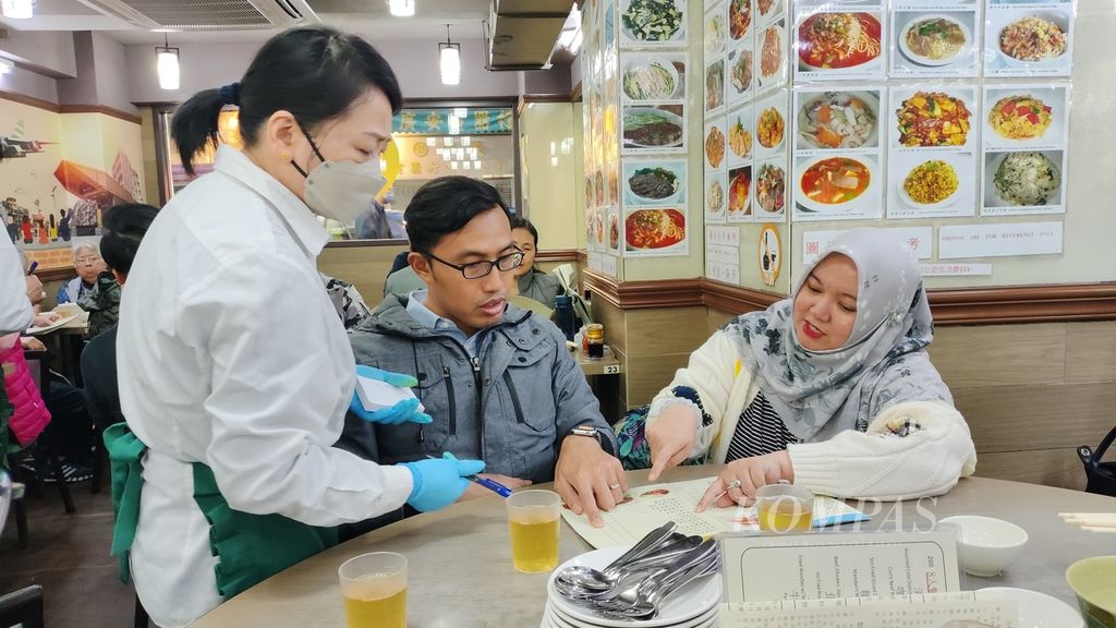 Pelanggan memesan menu buka puasa di Islam Food.