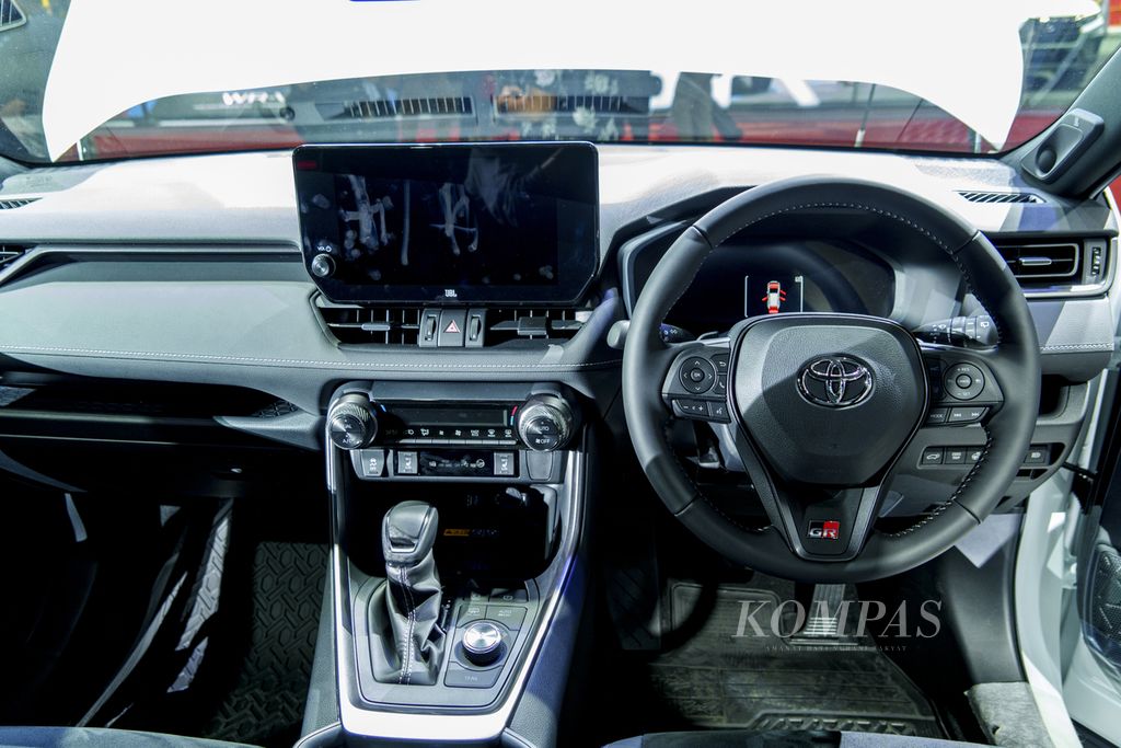 Kabin kemudi Toyota RAV4 GR Sport PHEV dalam pameran Gaikindo Jakarta Auto Week 2023 di JCC Senayan, Jumat (10/3/2023). 