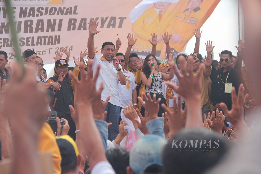 Kampanye Partai Hanura di Palembang Ketua Umum Partai Hanura Wiranto menyanyikan lagu "Jangan Ada Dusta di Antara Kita" dalam kampanye Hanura di Lapangan Benteng Kuto Besak, Palembang, Sumatera Selatan, Senin (24/3/2014). Kampanye itu dihadiri ratusan kader dan simpatisan Hanura.