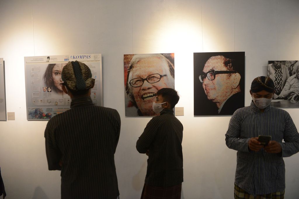Warga menghadiri pembukaan pameran foto Jejak Langkah Jakob Oetama di Galeri Yakopan Omah Petroek, Pakem, Sleman, DI Yogyakarta, Minggu (18/10/2020).