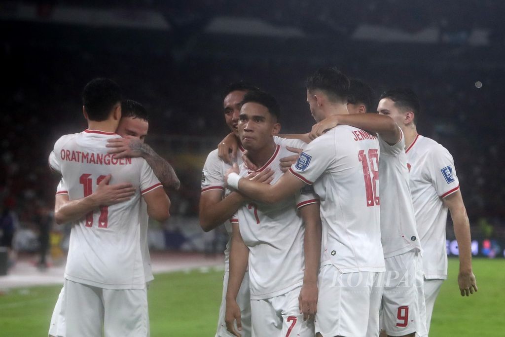 Para pemain Indonesia merayakan selebrasi setelah Marselino (tengah) mencetak gol ke gawang Arab Saudi pada laga Grup C putaran ketiga kualifikasi Piala Dunia 2026 di Stadion Utama Gelora Bung Karno, Jakarta, Selasa (19/11/2024). Indonesia menang 2-0.