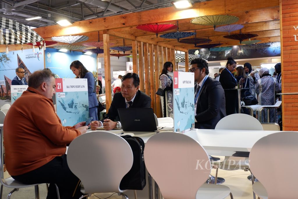 Tampak perbincangan bisnis di salah satu meja peserta di paviliun Indonesia pada hari pertama Internationale Tourismus Borse atau Bursa Pariwisata Internasional Berlin di Messe, Berlin, Jerman, Selasa (7/3/2023). 