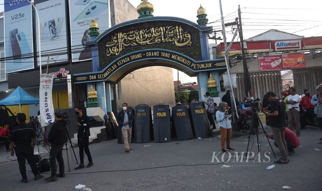 Pintu masuk Pondok Pesantren Shiddiqiyyah saat proses penangkapan tersangka kekerasan seksual pada santri di Kecamatan Ploso, Kabupaten Jombang, Jawa Timur, Kamis (7/7/2022). Polisi melakukan aksi jemput paksa untuk menangkap DPO pencabulan MSA (42), putra pengasuh Pesantren Shiddiqiyyah. MSA telah menjadi DPO selama 6 bulan. Polisi menyebut upaya ini menjadi langkah terakhir penangkapan Bechi. Hingga pukul 19.00 proses penangkapan masih alot. 