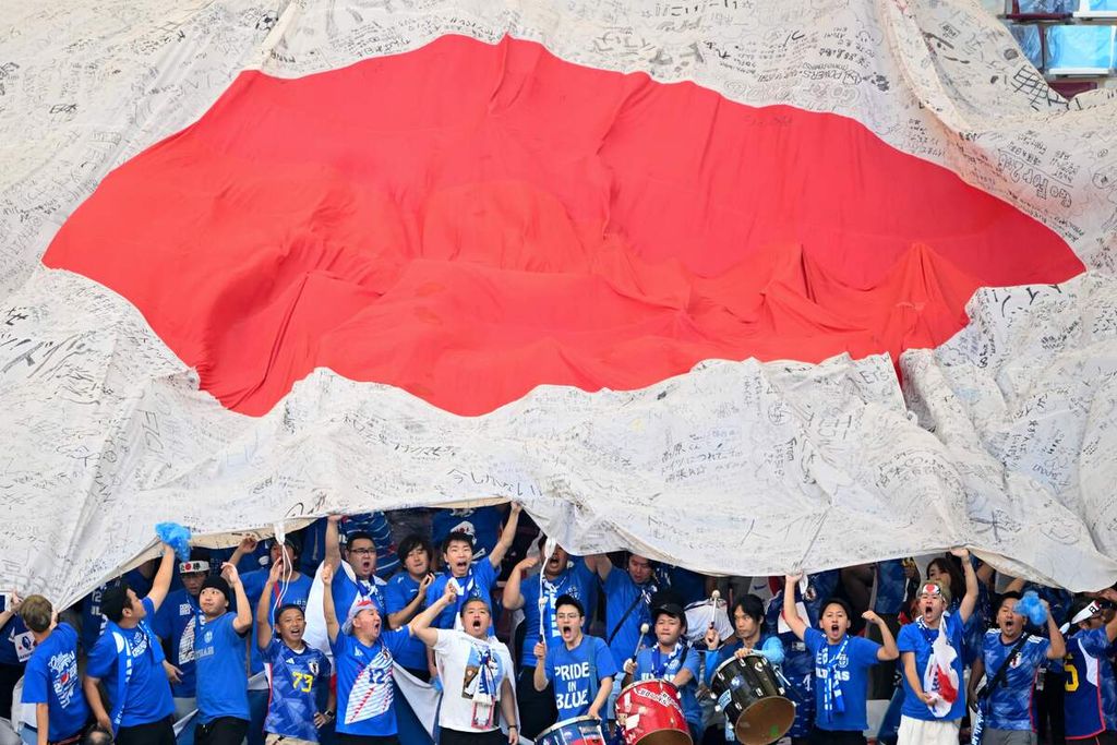 Para pendukung Jepang merayakan kemenangan tim kesayangannya atas Jerman pada laga penyisihan Grup E Piala Dunia 2022 di Stadion Internasional Khalifa, Doha, Qatar, Rabu (23/11/2022) malam WIB. Jepang memberikan kejutan dengan mengalahkan Jerman, 2-1, pada laga itu. 