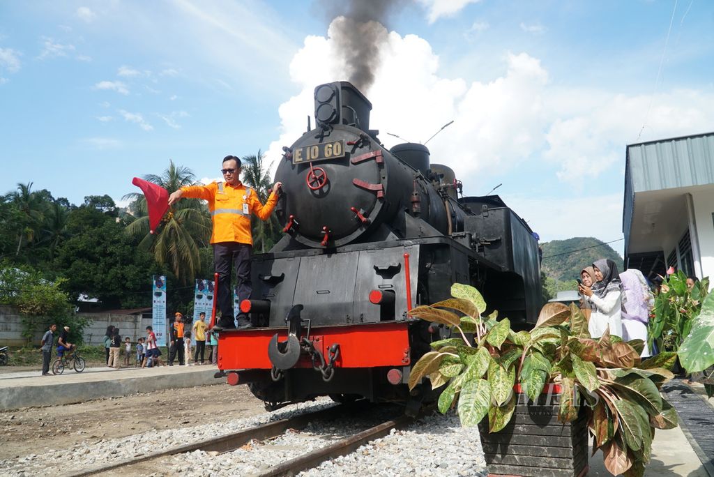 Petugas memutar kereta api uap Mak Itam untuk kembali dari Stasiun Muaro Kalaban, Kecamatan Silungkang, Kota Sawahlunto, menuju Stasiun Sawahlunto, Kelurahan Pasar, Kecamatan Lembah Segar, Kota Sawahlunto, Sumatera Barat. Mak Itam memulai perjalanan perdana seusai diresmikan untuk beroperasi kembali, Selasa (20/12/2022). 