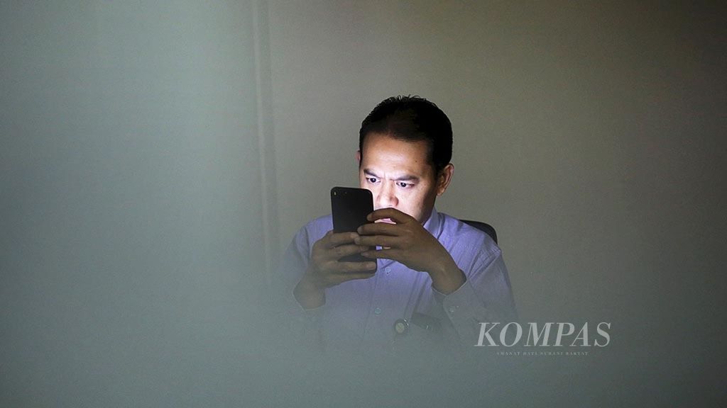 Pengguna gawai dengan mudahnya memberikan komentar di media sosial.