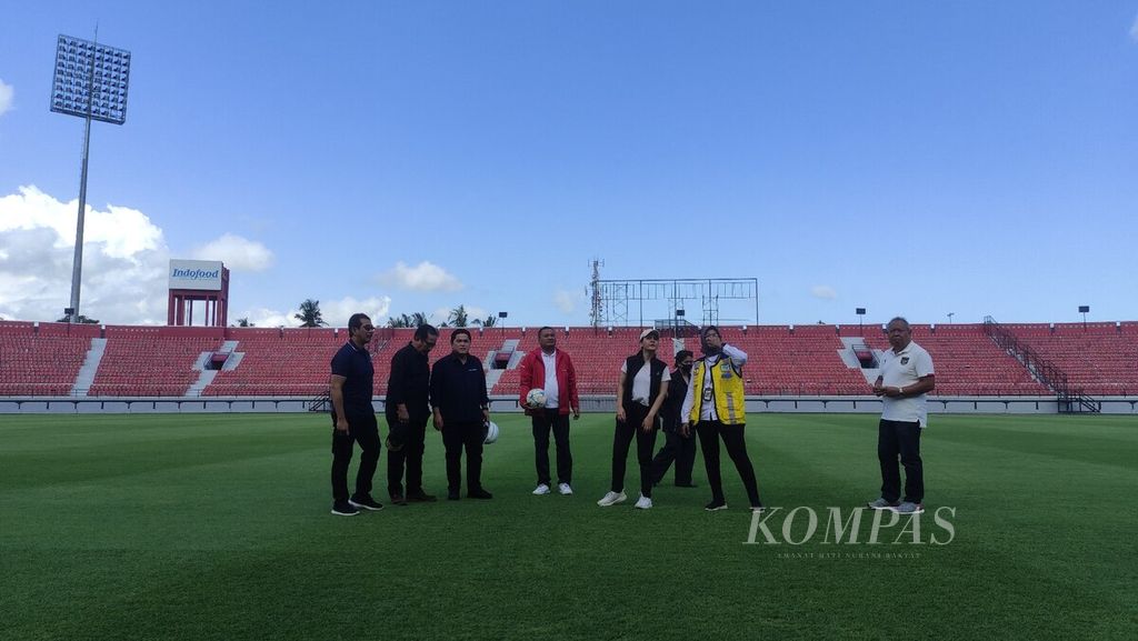 Ketua Umum PSSI Erick Thohir (ketiga, kiri) didampingi Wakil Gubernur Bali Tjokorda Oka Artha Ardana Sukawati (sebelah kiri) dan Bupati Gianyar I Made Mahayastra (sebelah kanan) mengamati kondisi lapangan di Stadion Kapten I Wayan Dipta, Gianyar, Minggu (12/3/2023). Stadion Dipta di Gianyar juga dipersiapkan sebagai lapangan utama penyelenggaraan Piala Dunia U-20 2023 di Indonesia.