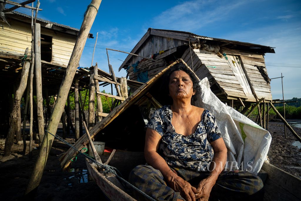 A resident of the Sea Tribe, Uding, chose to return to life in a canoe with a roof of kajang (a kind of palm leaf) because the government aid house was damaged, Saturday (16/7/2022).