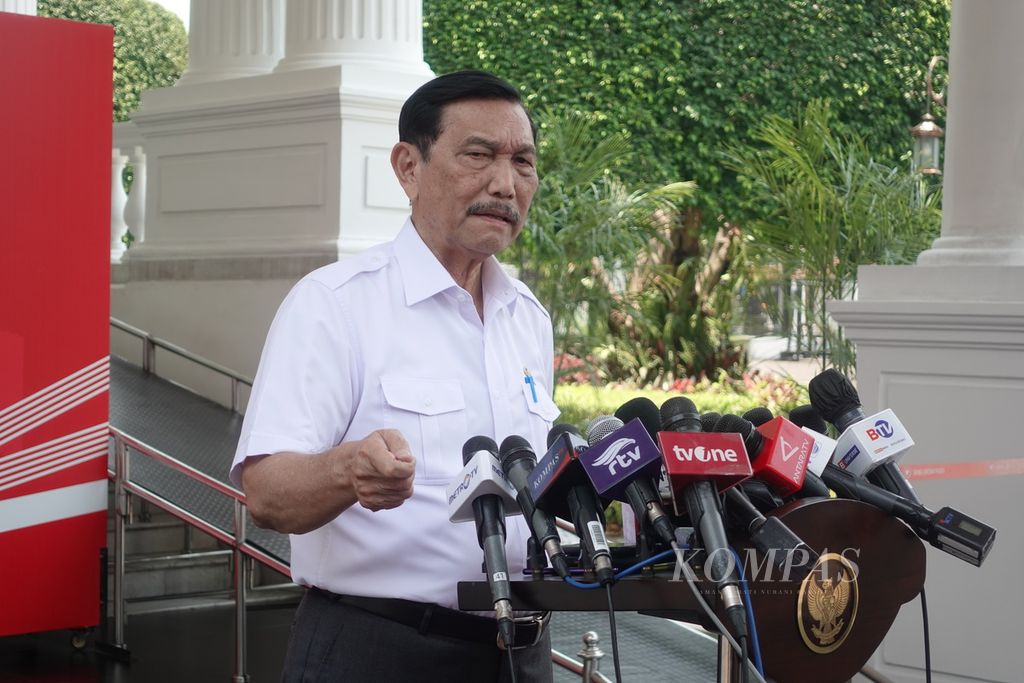 Menteri Koordinator Bidang Kemaritiman dan Investasi Luhut Binsar Pandjaitan memberikan keterangan pers di Kompleks Istana Kepresidenan seusai rapat terbatas terkait integrasi moda transportasi publik di Istana Merdeka, Jakarta, Rabu (27/9/2023).