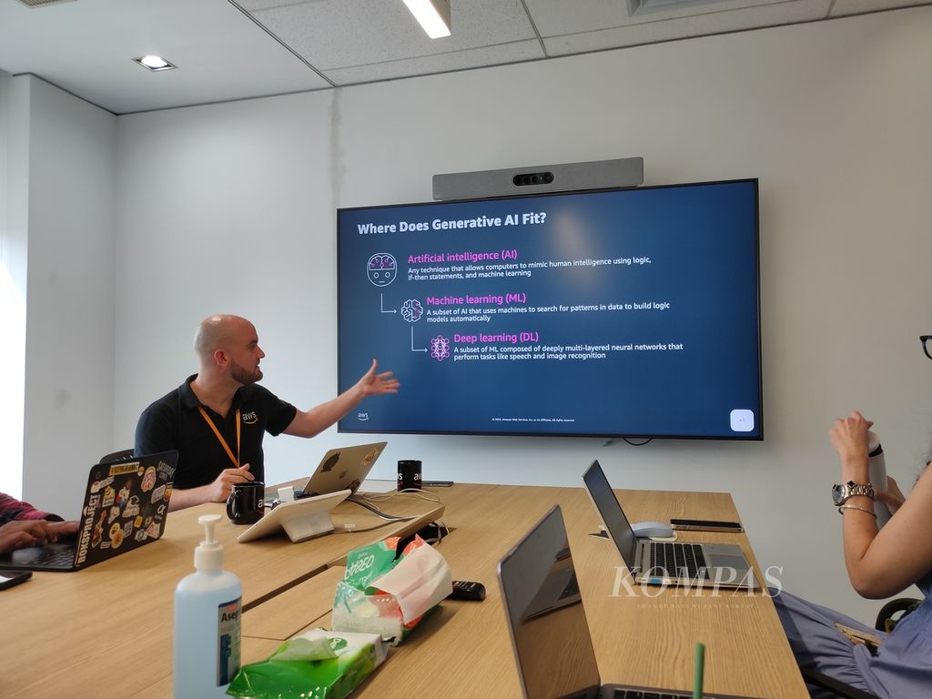 Chief Technologist AWS Asia Pacific Olivier Klein berpresentasi di kantor AWS Indonesia, Jakarta, pada Senin (3/7/2023). Klein menunjukkan sejumlah potensi penggunaan AI di bidang enterprise atau bisnis.