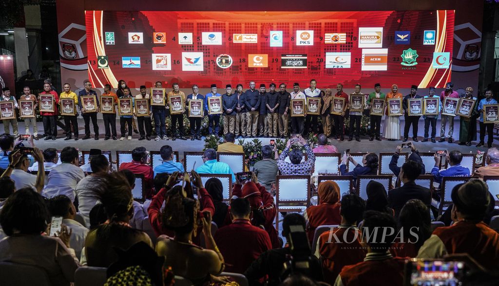 Para perwakilan pimpinan partai politik dan pimpinan KPU dalam acara Pengundian dan Penetapan Nomor Partai Politik Peserta Pemilihan Umum 2024 di halaman Kantor Komisi Pemilihan Umum (KPU), Jakarta, Rabu (14/12/2022). 