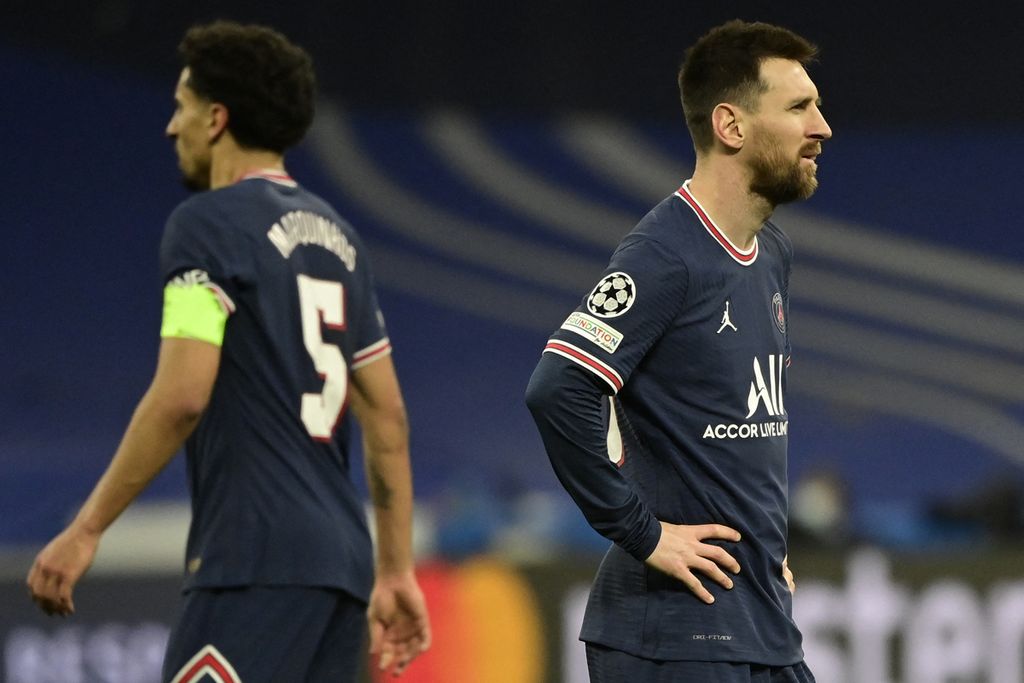 Penyerang Paris Saint Germain, Lionel Messi (kanan), tampak lesu seusai dikalahkan Real Madrid, 1-3, dalam laga pertemuan kedua babak 16 besar Liga Champions Eropa di Stadion Santiago Bernabeu, Madrid, Spanyol, Kamis (10/3/2022) dini hari WIB. PSG tersingkir dengan agregat gol, 2-3.