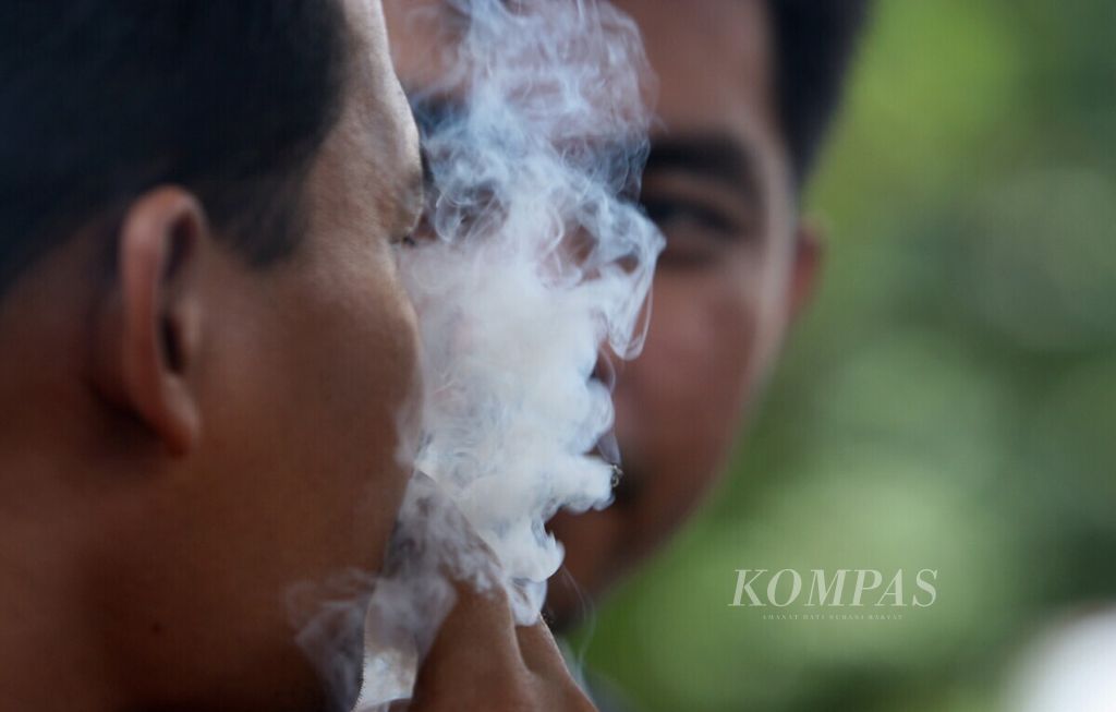Untuk mengatasi polusi udara, selain adanya pembatasan tempat merokok, juga ditegakkannya larangan merokok di tempat-tempat yang telah ditentukan.