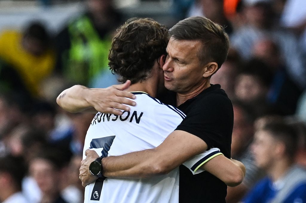 Pelatih Leeds United Jesse Marsch (kanan) memeluk pemainnya, Brenden Aaronson, dalam laga Liga Inggris melawan Chelsea di Stadion Elland Roads, Leeds, 21 Agustus 2022.