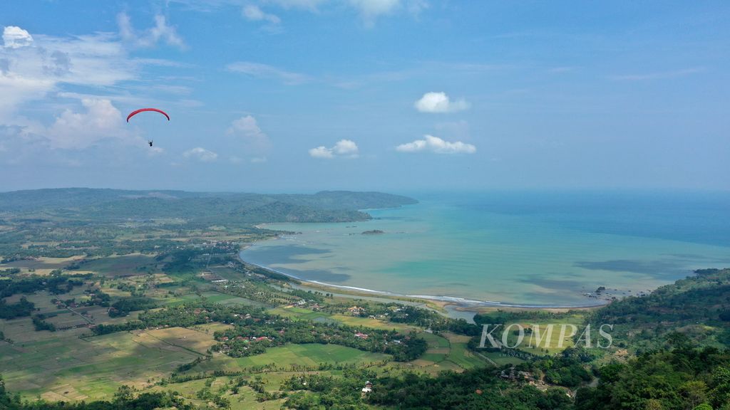 Figo (22), pilot paralayang, meliuk-liuk di kawasan Geopark Ciletuh-Palabuhanratu, Desa Ciemas, Kabupaten Sukabumi, Kamis (4/8/2022). 