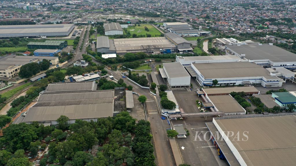 Kawasan industri di Cikarang Barat, Kabupaten Bekasi, Jawa Barat, Selasa (3/5/2022).
