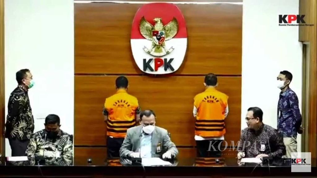 Dengan mengenakan rompi tahanan KPK, Wali Kota Ambon Richard Louhenapessy dan anggota staf Tata Usaha Pimpinan Pemerintah Kota Ambon Andrew Erin Hehanussa, dihadirkan dalam konferensi pers penahanan tersangka perkara perizinan pembangunan gerai ritel di Kota Ambon, yang diadakan di Gedung Merah Putih, KPK, Jakarta, Jumat (13/5/2022) malam. Duduk di tengah dalam konferensi pers itu, Ketua KPK Firli Bahuri saat memberikan keterangan kepada wartawan.