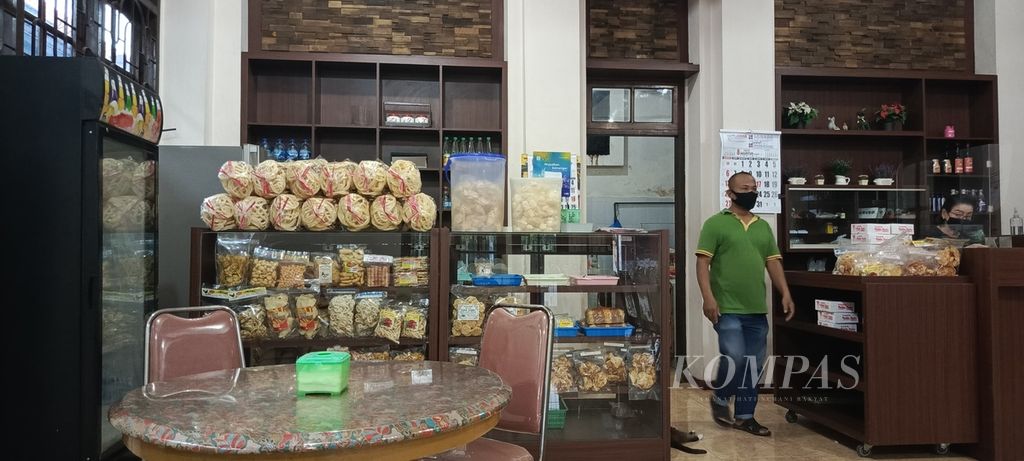 Suasana di dalam Depot Jawa Timur, salah satu warung makan legendaris di Jember, Jawa Timur. Foto diambil pada Jumat (4/8/2023). Di sini salah satu makanan favoritnya adalah nasi langgi, yaitu semacam nasi campur dengan lauk telur asin siram kuah santan, sambal goreng tempe, daging, dan serundeng.