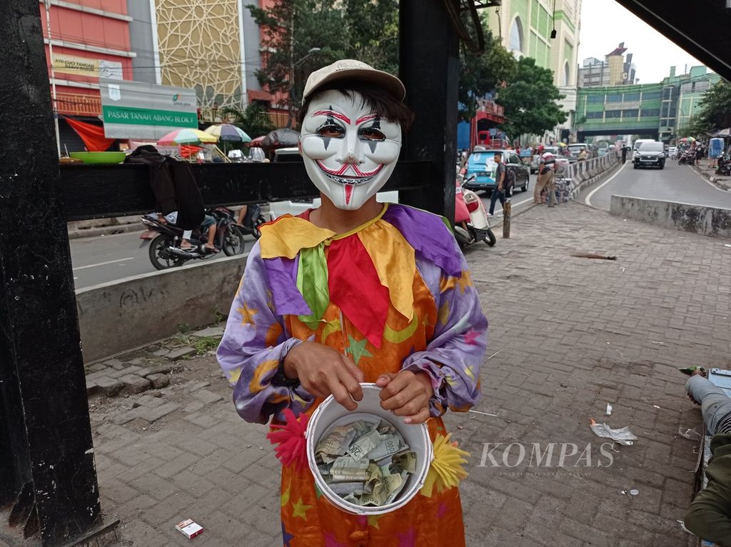 Manusia badut yang mengamen di seputaran Pasar Tanah Abang dan Stasiun Tanah Abang, Jakarta Pusat, Kamis (16/6/2022). Badut merupakan pilihan paling realistis bagi mereka demi bertahan hidup di Ibu Kota.