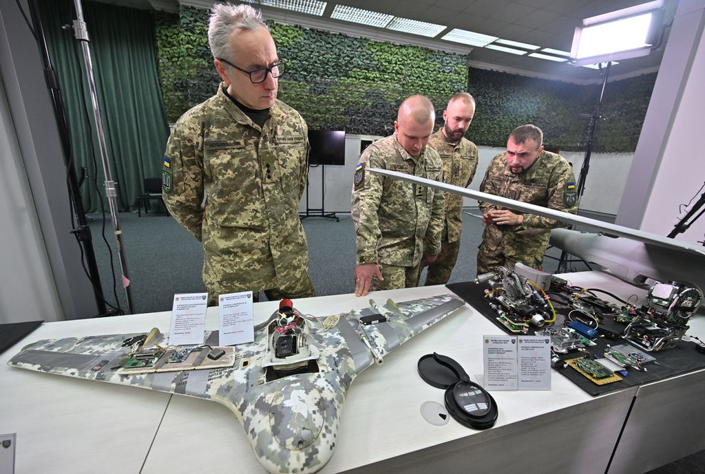 Ahli militer Ukraina tengah menjelaskan kepada sejumlah perwakilan diplomatik negara sahabat soal <i>drone </i>milik Rusia yang digunakan untuk menyerang berbagai wilayah Ukraina di Kyiv, Kamis (15/12/2022).