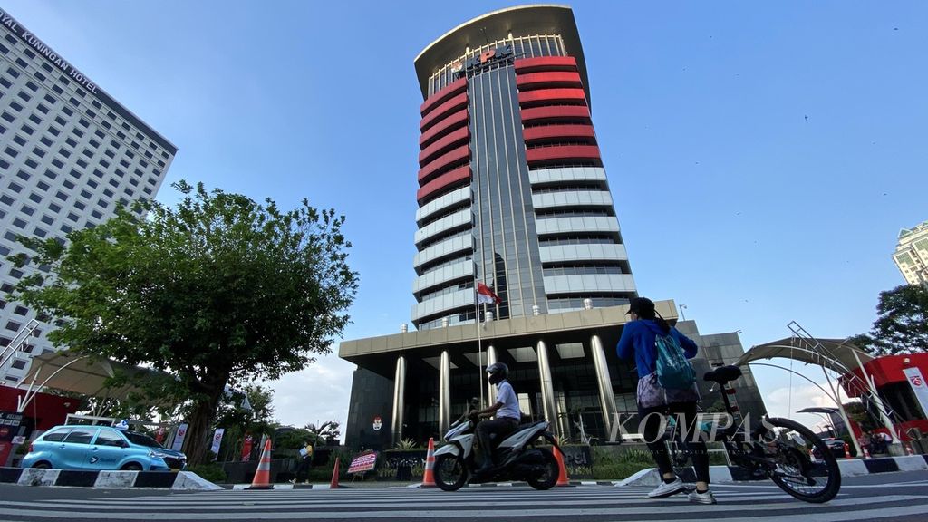 Warga melintas di depan Gedung Merah Putih Komisi Pemberantasan Korupsi (KPK), Kuningan, Jakarta, Senin (6/7/2020). 