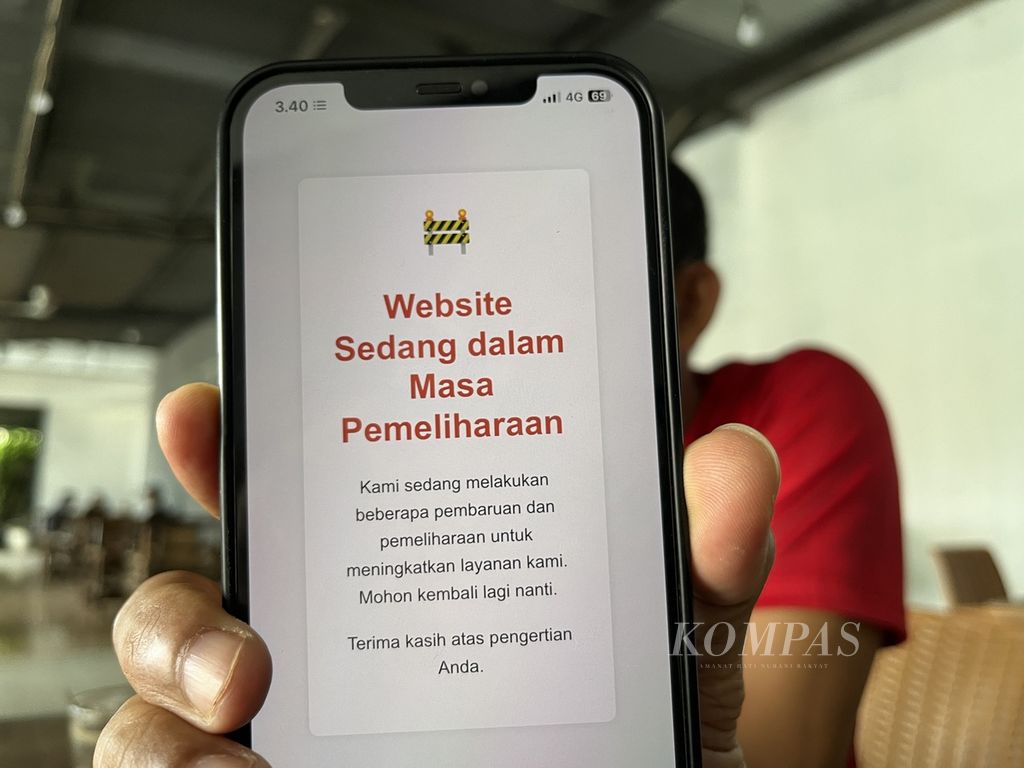 Seorang pendaftar CPNS di Kendari, Sulawei Tenggara, menunjukkan situs meterai elektronik Perum Peruri yang belum bisa diakses hingga Rabu (4/9/2024). Situasi ini membuat calon pendaftar waswas di tenggat terbatas. 