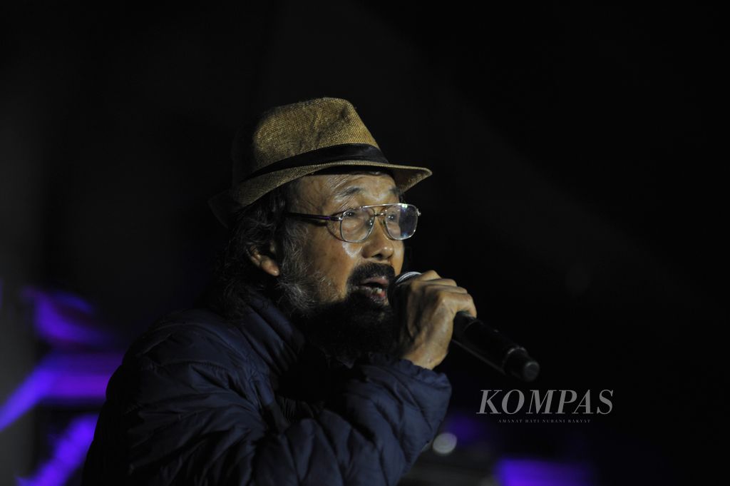 Penyair Sutardji Calzoum Bachri saat membacakan puisi dalam konser amal “Gitaris untuk Negeri: Donasi Gempa Cianjur” di Bentara Budaya Jakarta, Rabu (7/12/2022).