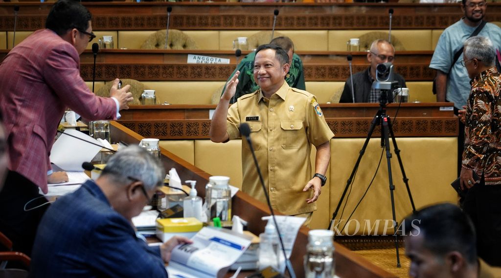 Menteri Dalam Negeri Tito Karnavian saat tiba untuk rapat kerja bersama Komisi II DPR di Ruang Rapat Komisi II DPR RI, Jakarta, Senin (21/8/2023).