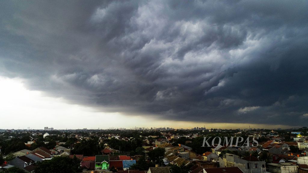 Mendug tebal menggelayut di kawasan selatan Jakarta sesaat sebelum hujan turun, Senin (23/12/2019). Badan Meteorologi, Klimatologi, dan Geofisika atau BMKG memperkirakan sebagian besar wilayah Indonesia akan melewati perubahan cuaca ekstrem. Kondisi itu diprediksi berlangsung pada Desember 2019 hingga Januari 2020. Perubahan cuaca ekstrem ditengarai berlangsung pada siang hingga sore hari. Siklon phanfone di Samudra Pasifik, timur Filipina, meningkatkan ekstremitas cuaca.