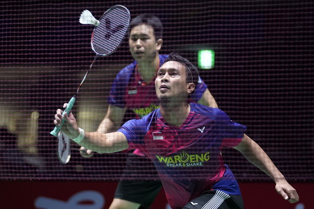 Ganda putra Indonesia, Mohammad Ahsan (kanan) dan Hendra Setiawan, mengembalikan kok ke ganda Jerman, Mark Lamsfuss dan Marvin Seidel, pada Kejuaraan Dunia Bulu Tangkis di Tokyo, Jepang, Kamis (25/8/2022). Hendra Ahsan menang dengan skor 21-18, 23-21. 