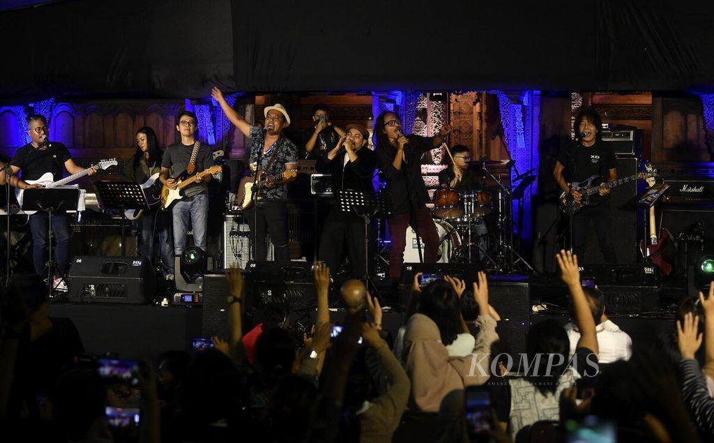 Gitaris Ian Antono berkolaborasi dengan gitaris Tohpati, Kongko, serta duet penyanyi Tompi dan Ipang Lazuardi membawakan lagu Rumah Kita” dalam konser amal bertajuk Gitaris untuk Negeri: Donasi Gempa Cianjur, di Bentara Budaya Jakarta, Jakarta Pusat, Rabu (7/12/2022). Gerakan ini merupakan bentuk nyata kepedulian para musisi terhadap gempa Cianjur. Konser Gitaris untuk Negeri telah diselenggarakan untuk keempat kalinya.