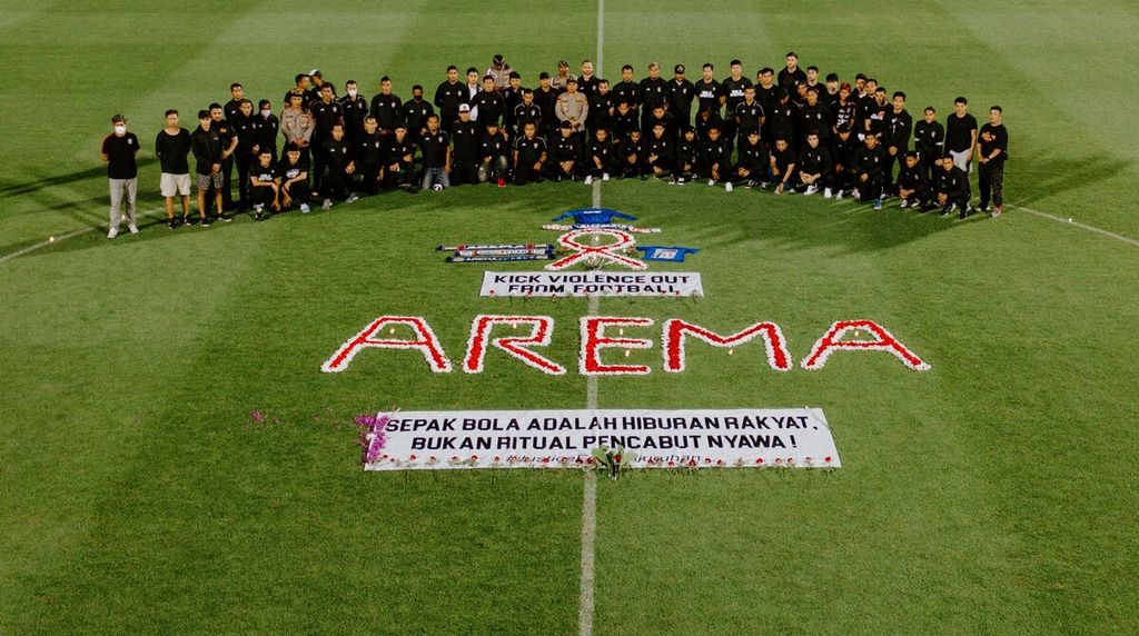Dokumentasi Bali United menampilkan suasana di Stadion Kapten I Wayan Dipta, Gianyar, Senin (3/10/2022). Doa bersama dan mengheningkan cipta digelar terkait peristiwa kerusuhan di Stadion Kanjuruhan, Malang, Jawa Timur, yang mengakibatkan jatuhnya korban jiwa. 