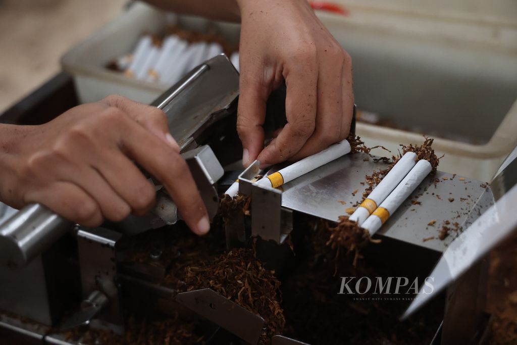 Ribuan buruh linting tembakau menyelesaikan rokok sigaret kretek tangan di sebuah pabrik rokok, Cepiring, Kendal, Jawa Tengah, 17 Januari 2024. 