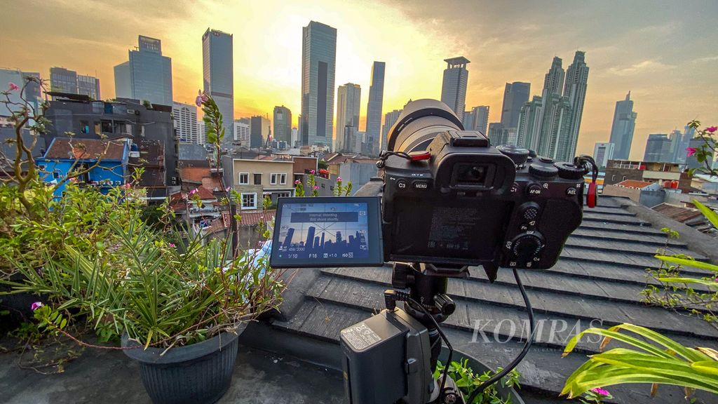 Memotret fotografi <i>timelapse</i> yang membutuhkan waktu lebih dari satu jam dengan menggunakan Atoll.