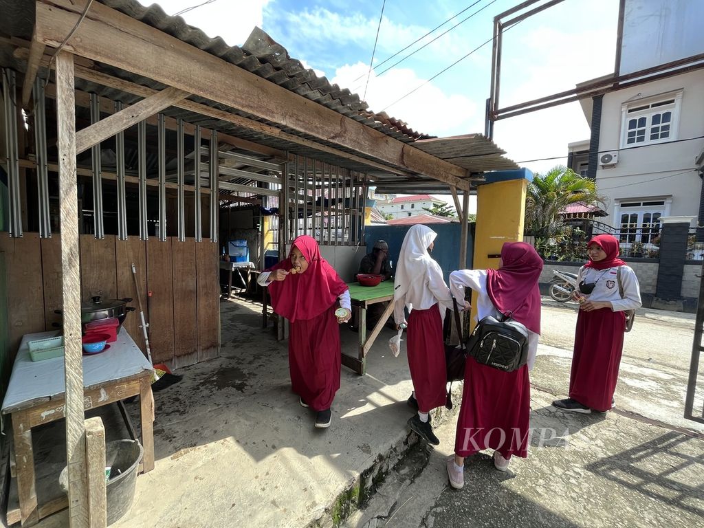 Elementary school students in Kendari, Southeast Sulawesi, shop for food in the canteen near the school without strict supervision, Tuesday (10/5/2022). Cases of acute hepatitis that attack children appear in many places on the island of Java. Even so, the school in Kendari has not yet received a thorough understanding of this case and has carried out normal learning.