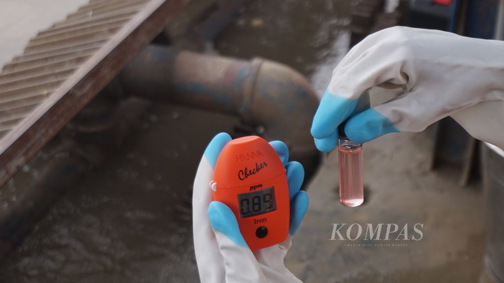 Mahasiswi magang pada Lembaga Kajian Ekologi dan Konservasi Lahan Basah (Ecoton) memperlihatkan hasil pengecekan kandungan besi atau air baku Kali Surabaya di pipa masuk (<i>inlet</i>) Instalasi Penjernihan Air Minum (IPAM) Karangpilang, Surabaya, Jawa Timur, Selasa (21/3/2023). Kandungan oksigen terlarut, amonia, besi, dan fosfor kurang bagus sehingga dalam pengolahan memerlukan upaya ekstra dengan pencampuran tawas dan obat kimia.